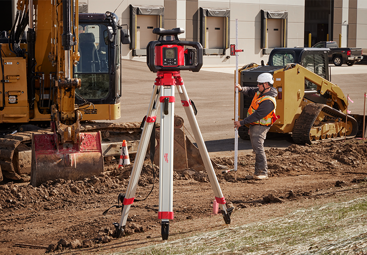M18™ Red Exterior Dual Slope Rotary Laser Level Kit w/ Receiver, Remote, Grade Rod & Tripod Image 3