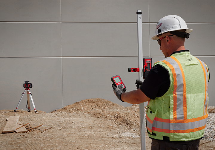 M18™ Red Exterior Dual Slope Rotary Laser Level Kit w/ Receiver, Remote, Grade Rod & Tripod Image 4